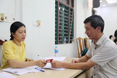 Cấp ủy, chính quyền các địa phương chung tay thực hiện cấp đổi Thẻ đảng viên. Ảnh: Hoa Mai - TTXVN