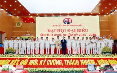 Ủy viên dự khuyết Ban Chấp hành Trung ương Đảng, Phó Bí thư Thường trực Tỉnh ủy Lai Châu Vũ Mạnh Hà tặng hoa chúc mừng Ban Chấp hành Đảng bộ Công an tỉnh Lai Châu nhiệm kỳ 2025-2030. Ảnh: Quý Trung - TTXVN
