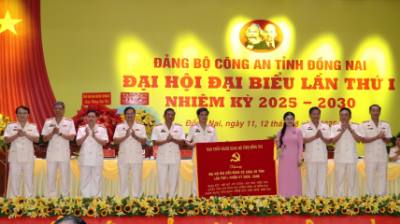 Đồng chí Tôn Ngọc Hạnh, Ủy viên Dự khuyết Trung ương Đảng, Phó Bí thư Tỉnh ủy, Chủ tịch Hội đồng nhân dân tỉnh Đồng Nai tặng bức trướng của Ban Chấp hành Đảng bộ tỉnh chúc mừng Đại hội. Ảnh: Sỹ Tuyên – TTXVN
