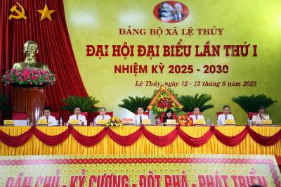 Đoàn Chủ tịch điều hành Đại hội. Ảnh: Tá Chuyên - TTXVN