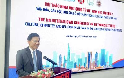 Hiệu trưởng Trường Đại học Khoa học xã hội và Nhân văn, Đại học Quốc gia Hà Nội, Giáo sư, Tiến sĩ Hoàng Anh Tuấn phát biểu khai mạc Hội thảo. Ảnh: Diệu Thúy - TTXVN                                          