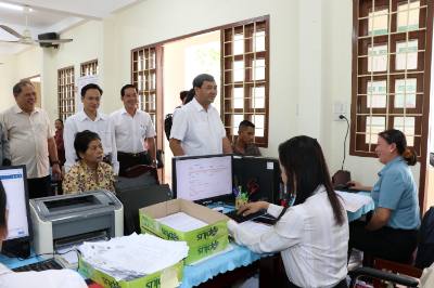 Phó Bí thư Tỉnh ủy Vĩnh Long Kim Ngọc Thái kiểm tra Trung tâm phục vụ hành chính công xã Song Lộc. Ảnh: Phúc Sơn - TTXVN