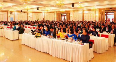 Các đại biểu biểu quyết thông qua các nội dung quan trọng của Đại hội. Ảnh: Sỹ Tuyên - TTXVN