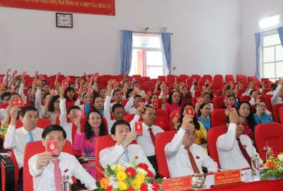 Các đại biểu biểu quyết tại Đại hội. Ảnh: Ngọc Thiện- TTXVN
