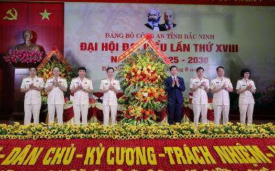 Phó Bí thư Tỉnh ủy, Chủ tịch UBND tỉnh Bắc Ninh Vương Quốc Tuấn chúc mừng Đại hội. Ảnh: Danh Lam - TTXVN 