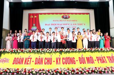 Đồng chí Đỗ Mạnh Hiến, Phó Bí thư Thường trực Thành ủy Hải Phòng, tặng hoa chúc mừng Ban Chấp hành Đảng bộ xã Mao Điền nhiệm kỳ 2025-2030. Ảnh: Mạnh Tú - TTXVN