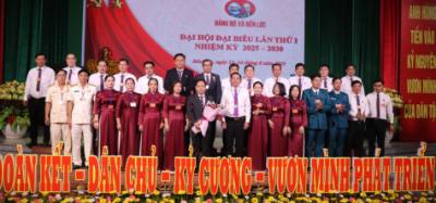 Đồng chí Nguyễn Thành Vững, Ủy viên Ban Thường vụ Tỉnh ủy, Chủ nhiệm Ủy ban Kiểm tra Tỉnh ủy Tây Ninh chúc mừng Ban Chấp hành Đảng bộ xã Bến Lức, nhiệm kỳ 2025-2030. Ảnh: Thanh Bình -TTXVN