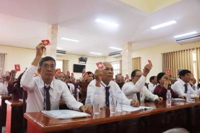 Đại biểu biểu quyết thông qua dự thảo Nghị quyết Đại hội. Ảnh: Thanh Bình - TTXVN