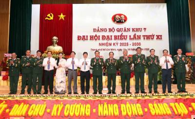Đại tướng Trịnh Văn Quyết, Bí thư Trung ương Đảng, Chủ nhiệm Tổng cục Chính trị QĐND Việt Nam cùng đại diện lãnh đạo Thành ủy, Tỉnh ủy các địa phương trên địa bàn Quân khu 7 dự phiên khai mạc Đại hội. Ảnh: Xuân Khu - TTXVN