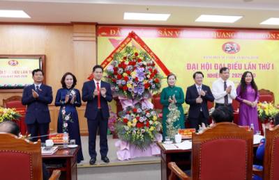 Ủy viên Trung ương Đảng, Bí thư Tỉnh ủy Lai Châu Giàng Páo Mỷ tặng hoa chúc mừng Đại hội. Ảnh: Quý Trung – TTXVN