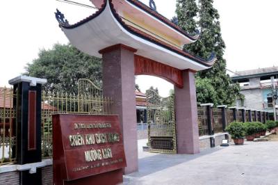 Cổng vào khu di tích Chiến khu cách mạng Mường Khói. Ảnh: Thanh Hải - TTXVN 