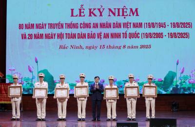 Trao tặng Bằng khen của Thủ tướng Chính phủ cho các tập thể, cá nhân có thành tích xuất sắc. Ảnh: Danh Lam -TTXVN 