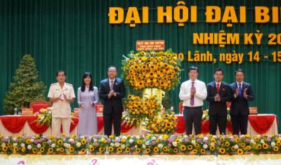 Tỉnh ủy, HĐND, UBND, Ủy ban MTTQ Việt Nam tỉnh Đồng Tháp tặng lẵng hoa chức mừng Đại hội. Ảnh: Nhựt An - TTXVN