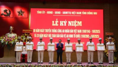 Tặng Bằng khen của Thủ tướng Chính phủ cho các tập thể, cá nhân có thành tích xuất sắc trong bảo vệ an ninh Tổ quốc. Ảnh: Lê Xuân-TTXVN