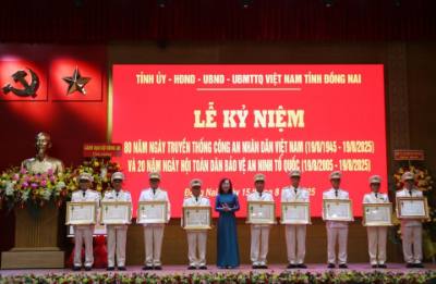 Tặng thưởng Huân chương bảo vệ Tổ quốc hạng Ba cho 9 cá nhân có thành tích, quá trình cống hiến trong lực lượng Công an Nhân dân. Ảnh: Lê Xuân-TTXVN