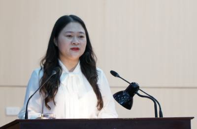 Bí thư Đảng ủy phường Hải Châu Cao Thị Huyền Trân phát biểu tham luận tại Hội nghị. Ảnh: Quốc Dũng - TTXVN