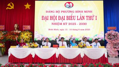 Đoàn Chủ tịch Đại hội đại biểu phường Bình Minh, tỉnh Tây Ninh nhiệm kỳ 2025 - 2030. Ảnh: Minh Phú – TTXVN