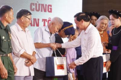 Phó Chủ tịch Quốc hội Nguyễn Khắc Định tặng 27 suất quà cho đại diện gia đình chính sách, người có công. Ảnh: Doãn Tấn - TTXVN