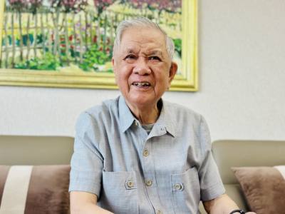 Nguyên Ủy viên Trung ương Đảng, nguyên Bộ trưởng Ngoại giao Nguyễn Dy Niên trả lời phỏng vấn của phóng viên TTXVN. Ảnh: Việt Đức - TTXVN