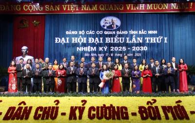 Bí thư Tỉnh ủy Bắc Ninh Nguyễn Văn Gấu chúc mừng Ban Chấp hành khóa mới. Ảnh: Đồng Thúy-TTXVN