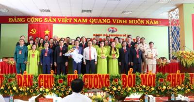 Ban Thường vụ Thành ủy công bố quyết định chỉ định Ban Chấp hành Đảng bộ phường Dĩ An gồm 33 đồng chí. Ảnh: Huyền Trang - TTXVN