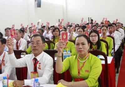 Các đại biểu biểu quyết thông qua các nội dung tại Đại hội. Ảnh: Huyền Trang - TTXVN
