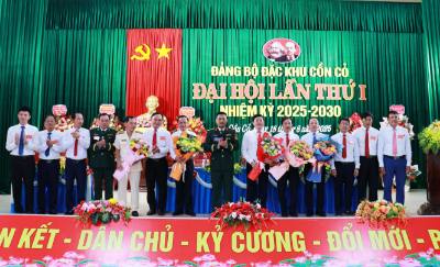 Ban Chấp hành Đảng bộ đặc khu Cồn Cỏ ra mắt nhận nhiệm vụ. Ảnh: Tường Vi - TTXVN