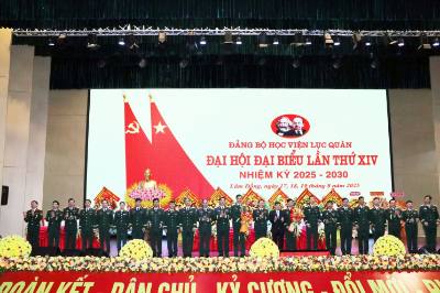 Ban chấp hành Đảng bộ Học viện Lục quân nhiệm kỳ 2025- 2030 với 17 Ủy viên vừa trúng cử ra mắt Đại hội. Ảnh: Chu Quốc Hùng-TTXVN