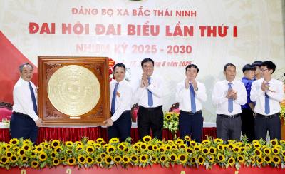 Thừa ủy quyền, Chủ nhiệm Văn phòng Chủ tịch nước Lê Khánh Hải trao quà của Chủ tịch nước Lương Cường tặng Đảng bộ xã Bắc Thái Ninh. Ảnh: Thế Duyệt - TTXVN