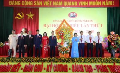 Phó Bí thư Tỉnh ủy Bắc Ninh Nguyễn Hương Giang (thứ 4 từ phải sang) cùng các đại biểu tặng hoa chúc mừng Đại hội. Ảnh: Thanh Thương - TTXVN