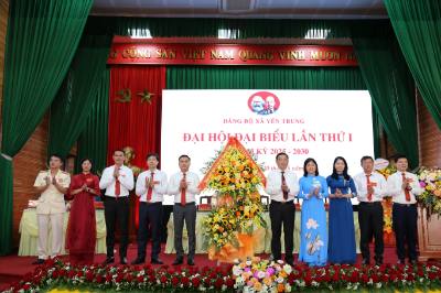 Các đại biểu tặng hoa chúc mừng Đại hội. Ảnh: Thái Hùng- TTXVN