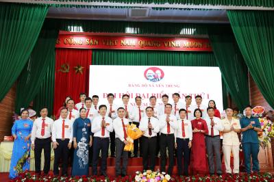 Ban Chấp hành Đảng bộ xã Yên Trung, nhiệm kỳ 2025-2030 ra mắt Đại hội. Ảnh: Thái Hùng - TTXVN