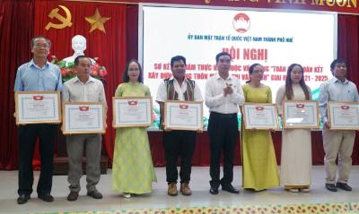 Khen thưởng tập thể, cá nhân có thành tích xuất sắc trong thực hiện cuộc Vận động. Ảnh: Văn Dũng-TTXVN