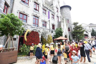 Khu du lịch Bà Nà Hills, điểm đến hấp dẫn du khách tới Đà Nẵng, do Công ty Cổ phần Tập đoàn Mặt Trời đầu tư. Ảnh: TTXVN phát
