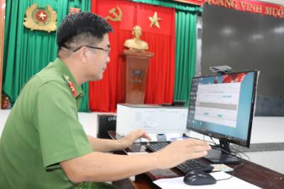 Cán bộ Phòng Quản lý hành chính và Trật tự xã hội Công an tỉnh Tây Ninh thu thập dữ liệu đảng viên. Ảnh: Thanh Bình -TTXVN