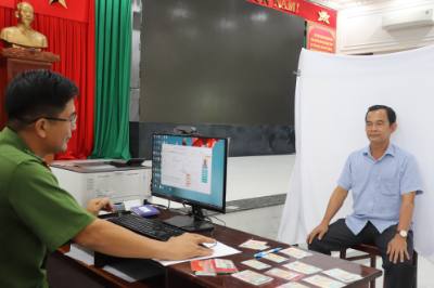 Cán bộ Phòng Quản lý hành chính và Trật tự xã hội Công an tỉnh Tây Ninh chụp ảnh thẻ đảng viên. Ảnh: Thanh Bình -TTXVN