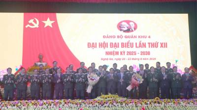 Ra mắt Ban chấp hành Đảng bộ Quân khu 4. Ảnh: Trịnh Duy Hưng - TTXVN