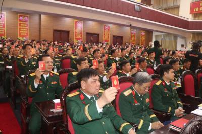 Các đại biểu biểu quyết bằng thẻ Đảng. Ảnh: Trịnh Duy Hưng - TTXVN