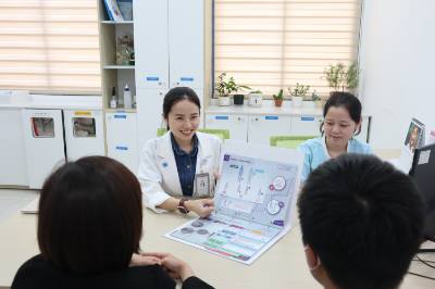 Các bác sĩ tại đơn vị hỗ trợ sinh sản IVF Mỹ Đức Buôn Ma Thuột, Bệnh viện Đại học Y Dược Buôn Ma Thuột (phường Tân An, tỉnh Đắk Lắk) tư vấn cho bệnh nhân. Ảnh: TTXVN phát