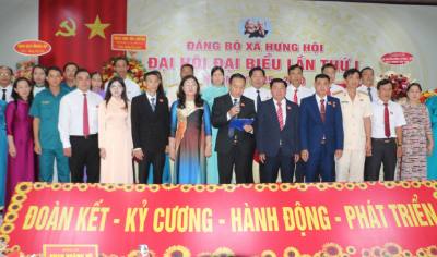Ra mắt Ban chấp hành Đảng bộ xã Hưng Hội nhiệm kỳ 2025 – 2030. Ảnh: Tuấn Kiệt - TTXVN.