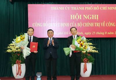 Thường trực Ban Bí thư Trần Cẩm Tú trao các Quyết định của Bộ Chính trị cho đồng chí Nguyễn Văn Nên và đồng chí Trần Lưu Quang. Ảnh: Tiến Lực - TTXVN