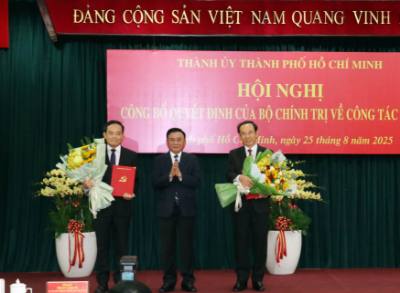 Thường trực Ban Bí thư Trần Cẩm Tú trao các quyết định của Bộ Chính trị cho đồng chí Nguyễn Văn Nên và đồng chí Trần Lưu Quang. Ảnh: Tiến Lực - TTXVN