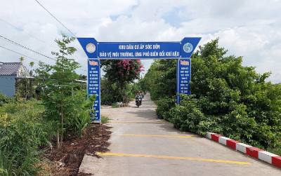 Hạ tầng giao thôn nông thôn được đầu tư, tạo thuận lợi hoạt động đi lại, vận chuyển hàng hóa của người dân vùng đồng bào dân tộc Khmer. Ảnh: Tuấn Kiệt - TTXVN 