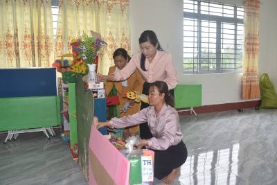 Giáo viên khẩn trương hoàn thành nốt những phần việc cuối cùng, chuẩn bị vào năm học mới. Ảnh: Nguyên Dung - TTXVN