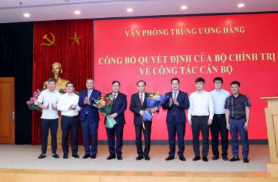 Các đồng chí Văn phòng Tổng Bí thư tặng hoa chúc mừng đồng chí Lê Hoài Trung và đồng chí Phạm Gia Túc. Ảnh: Phương Hoa - TTXVN