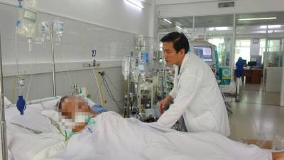 Nhân viên y tế chăm sóc tích cực cho bệnh nhân ngưng tim do điện giật tại Bệnh viện Đà Nẵng. Ảnh: TTXVN phát