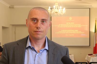 Ông Stefano Bonilauri, Giám đốc nhà xuất bản Anteo, trả lời phóng viên TTXVN. Ảnh: Dương Hoa- PV TTXVN tại Rome