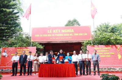 Đại diện Đảng ủy xã Vân Hòa và Đảng ủy phường Buôn Hồ ký kết kết nghĩa. Ảnh: Xuân Triệu - TTXVN