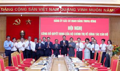 Ban Chấp hành Đảng uỷ các cơ quan Đảng Trung ương chúc mừng đồng chí Nguyễn Long Hải. Ảnh: Phương Hoa - TTXVN