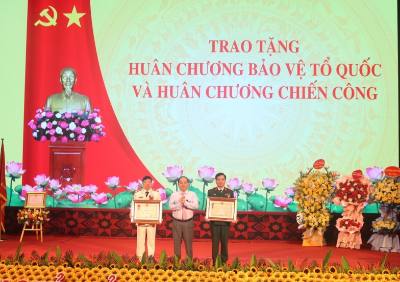 Trao Huân chương Bảo vệ Tổ quốc và Huân chương Chiến công cho các tập thể xuất sắc. Ảnh: Chu Hiệu-TTXVN. 